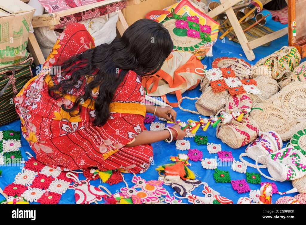 kolkata-west-bengal-india-november-23rd-2014-unidentified-indian-woman-making-handmade-jute-dolls-handicrafts-on-during-handicraft-fair-2G9PBCK