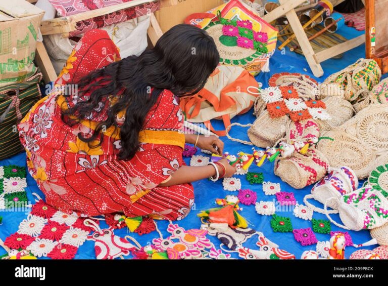 kolkata-west-bengal-india-november-23rd-2014-unidentified-indian-woman-making-handmade-jute-dolls-handicrafts-on-during-handicraft-fair-2G9PBCK