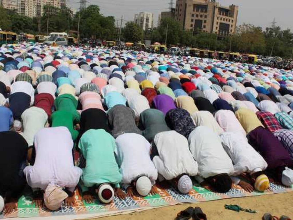 1905248-road-side-namaz