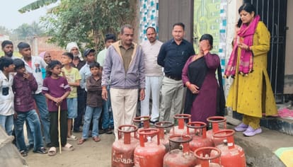 gatharapara-ma-karatarapara-rada-para-ghara-ma-mal-gharal-gasa-saldara-ka-jabta-karata-esadaema-savatha_7efda0bab1cc4715ec3e62843431abc3