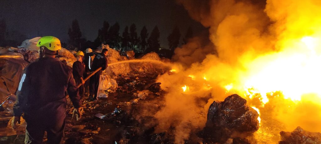 ukudn03massivefireatscrapwarehouseinrudrapurthreefireunitsbringblazeundercontrolonefiremaninjuredvisuk10053_25022026225405_2502f_1772040245_634